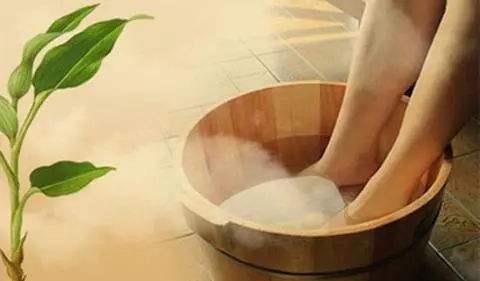 晚泡脚：晚上肝肾需休息和调养